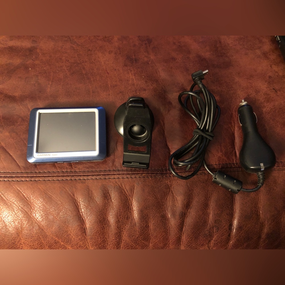 Garmin Nuvi 200 GPS Navigation Unit Bundle